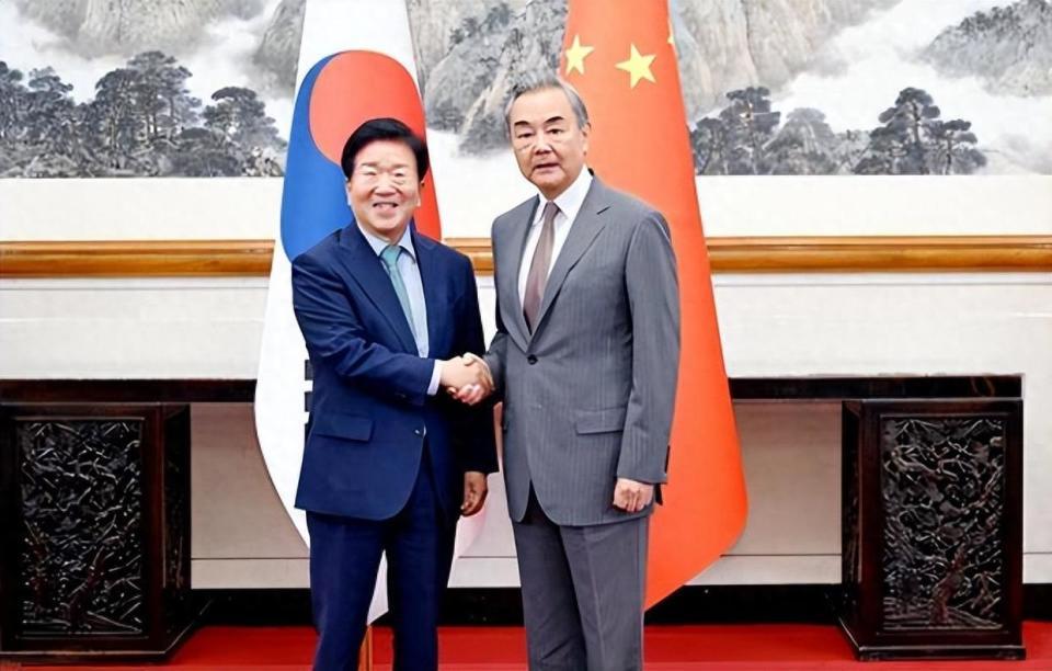 韩国特使团抵达北京，下飞机第一句话藏深意，中方2字回应很干脆